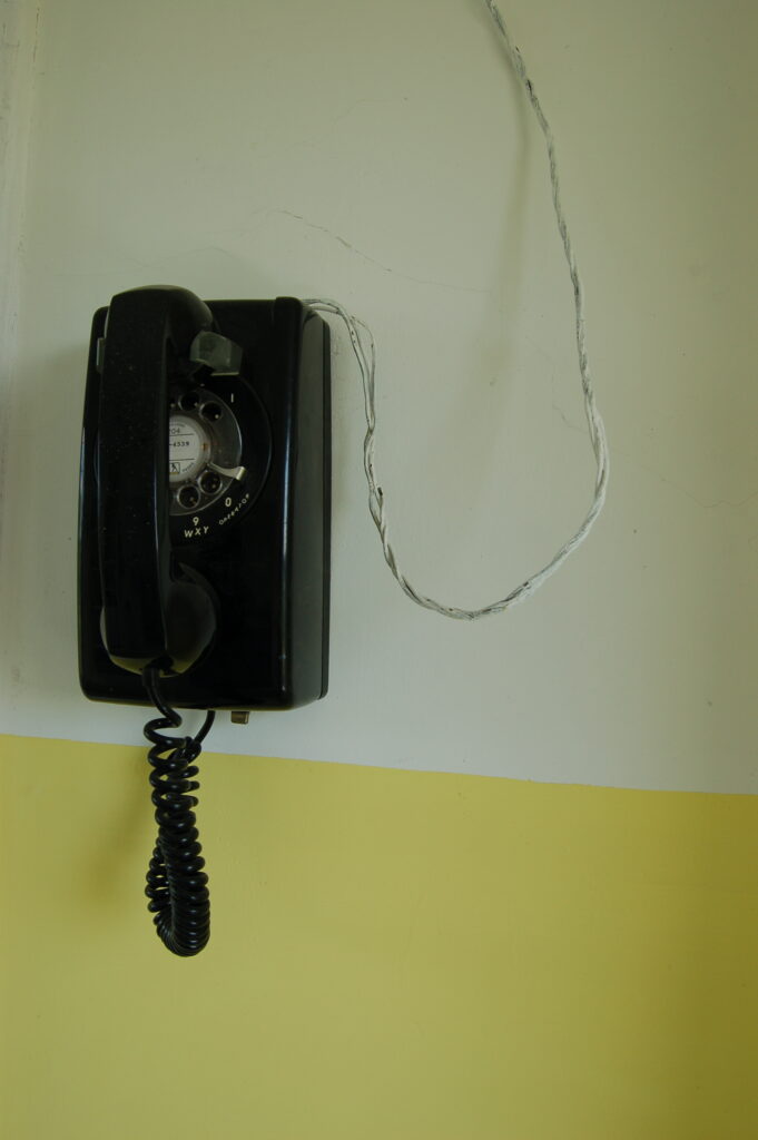 The Dollhouse - Detail Telephone